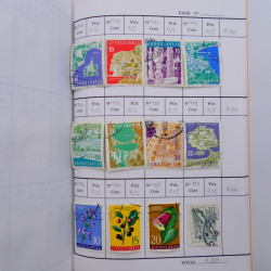 Vrac philatélique de timbres du monde neufs et oblitérés en un carton.