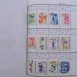 Vrac philatélique de timbres du monde neufs et oblitérés en un carton.