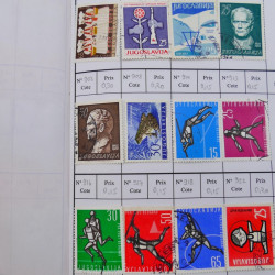 Vrac philatélique de timbres du monde neufs et oblitérés en un carton.