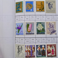 Vrac philatélique de timbres du monde neufs et oblitérés en un carton.