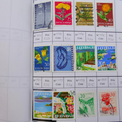 Vrac philatélique de timbres du monde neufs et oblitérés en un carton.