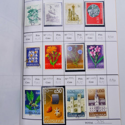 Vrac philatélique de timbres du monde neufs et oblitérés en un carton.