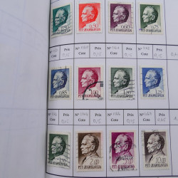 Vrac philatélique de timbres du monde neufs et oblitérés en un carton.