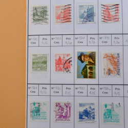 Vrac philatélique de timbres du monde neufs et oblitérés en un carton.
