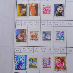 Vrac philatélique de timbres du monde neufs et oblitérés en un carton.