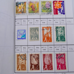 Vrac philatélique de timbres du monde neufs et oblitérés en un carton.