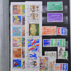 Vrac philatélique de timbres du monde neufs et oblitérés en un carton.