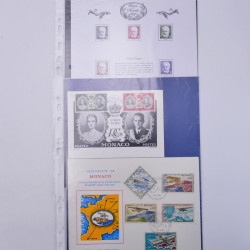 Vrac philatélique de timbres du monde neufs et oblitérés en un carton.