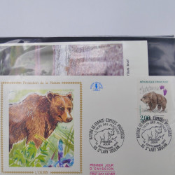 Vrac philatélique de timbres du monde neufs et oblitérés en un carton.