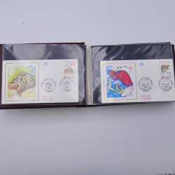 Vrac philatélique de timbres du monde neufs et oblitérés en un carton.