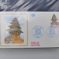 Vrac philatélique de timbres du monde neufs et oblitérés en un carton.