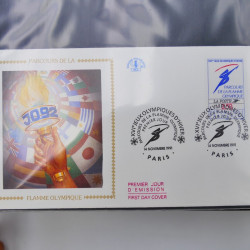 Vrac philatélique de timbres du monde neufs et oblitérés en un carton.