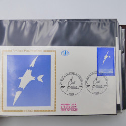 Vrac philatélique de timbres du monde neufs et oblitérés en un carton.