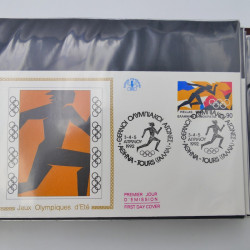 Vrac philatélique de timbres du monde neufs et oblitérés en un carton.