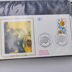 Vrac philatélique de timbres du monde neufs et oblitérés en un carton.