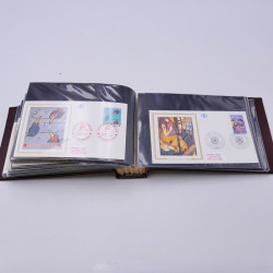 Vrac philatélique de timbres du monde neufs et oblitérés en un carton.