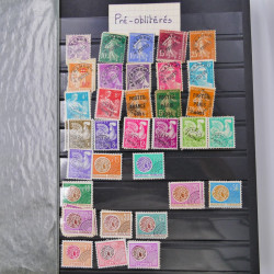 Vrac philatélique de timbres du monde neufs et oblitérés en un carton.