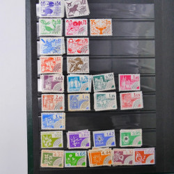 Vrac philatélique de timbres du monde neufs et oblitérés en un carton.