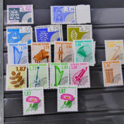 Vrac philatélique de timbres du monde neufs et oblitérés en un carton.