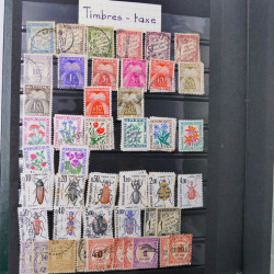 Vrac philatélique de timbres du monde neufs et oblitérés en un carton.