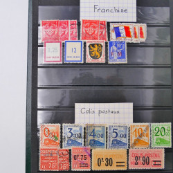 Vrac philatélique de timbres du monde neufs et oblitérés en un carton.