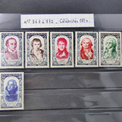 Vrac philatélique de timbres du monde neufs et oblitérés en un carton.