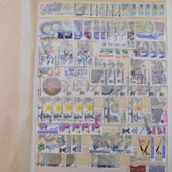 Vrac philatélique de timbres du monde neufs et oblitérés en un carton.