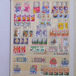 Vrac philatélique de timbres du monde neufs et oblitérés en un carton.