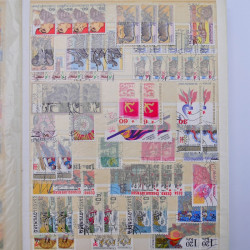 Vrac philatélique de timbres du monde neufs et oblitérés en un carton.