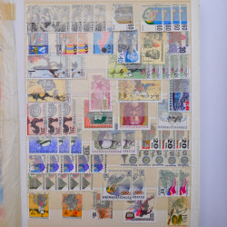 Vrac philatélique de timbres du monde neufs et oblitérés en un carton.