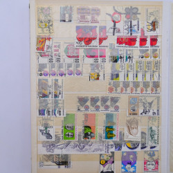 Vrac philatélique de timbres du monde neufs et oblitérés en un carton.