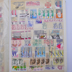 Vrac philatélique de timbres du monde neufs et oblitérés en un carton.