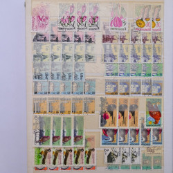 Vrac philatélique de timbres du monde neufs et oblitérés en un carton.