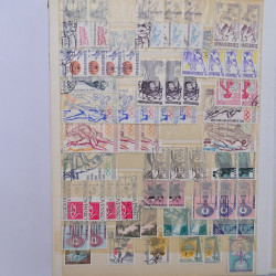 Vrac philatélique de timbres du monde neufs et oblitérés en un carton.