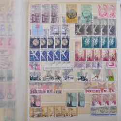 Vrac philatélique de timbres du monde neufs et oblitérés en un carton.