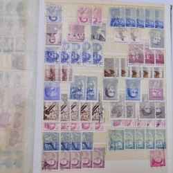 Vrac philatélique de timbres du monde neufs et oblitérés en un carton.