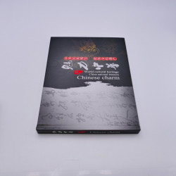 Vrac philatélique de timbres du monde neufs et oblitérés en un carton.