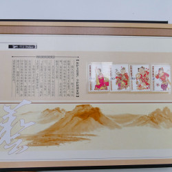 Vrac philatélique de timbres du monde neufs et oblitérés en un carton.