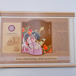 Vrac philatélique de timbres du monde neufs et oblitérés en un carton.