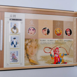 Vrac philatélique de timbres du monde neufs et oblitérés en un carton.