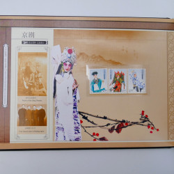 Vrac philatélique de timbres du monde neufs et oblitérés en un carton.