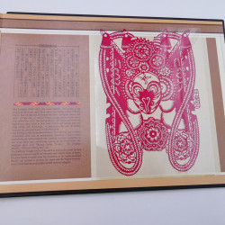 Vrac philatélique de timbres du monde neufs et oblitérés en un carton.