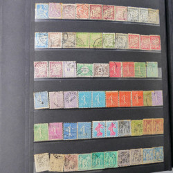 Vrac philatélique de timbres du monde neufs et oblitérés en un carton.