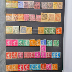 Vrac philatélique de timbres du monde neufs et oblitérés en un carton.