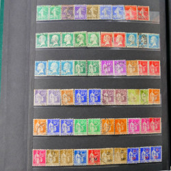 Vrac philatélique de timbres du monde neufs et oblitérés en un carton.