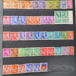 Vrac philatélique de timbres du monde neufs et oblitérés en un carton.