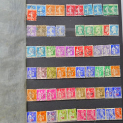 Vrac philatélique de timbres du monde neufs et oblitérés en un carton.