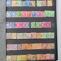Vrac philatélique de timbres du monde neufs et oblitérés en un carton.