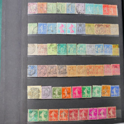 Vrac philatélique de timbres du monde neufs et oblitérés en un carton.