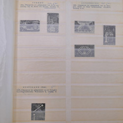 Vrac philatélique de timbres du monde neufs et oblitérés en un carton.